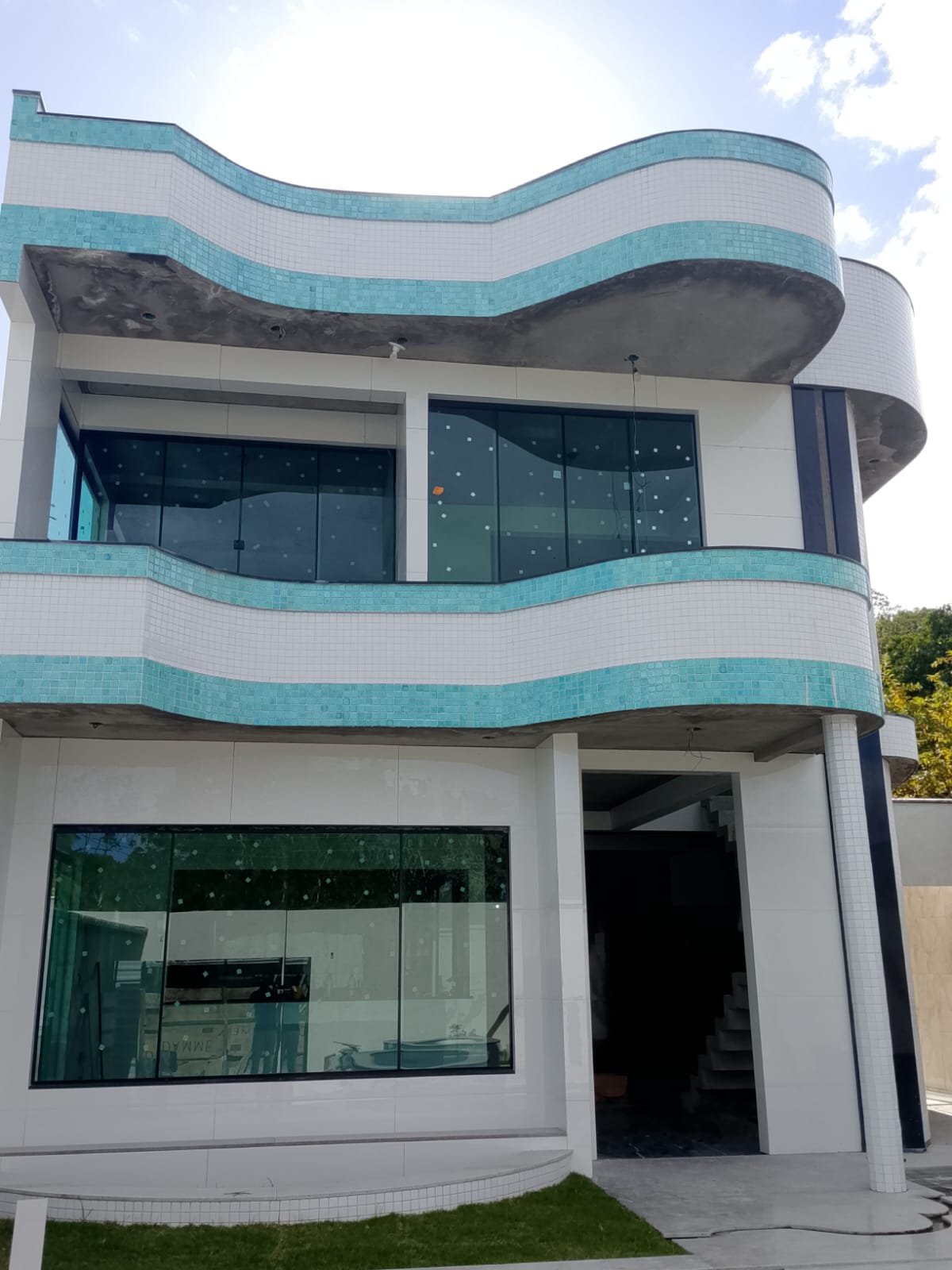 Fachada residencial com janelões em vidro temperado executada pela RM Esquadrias