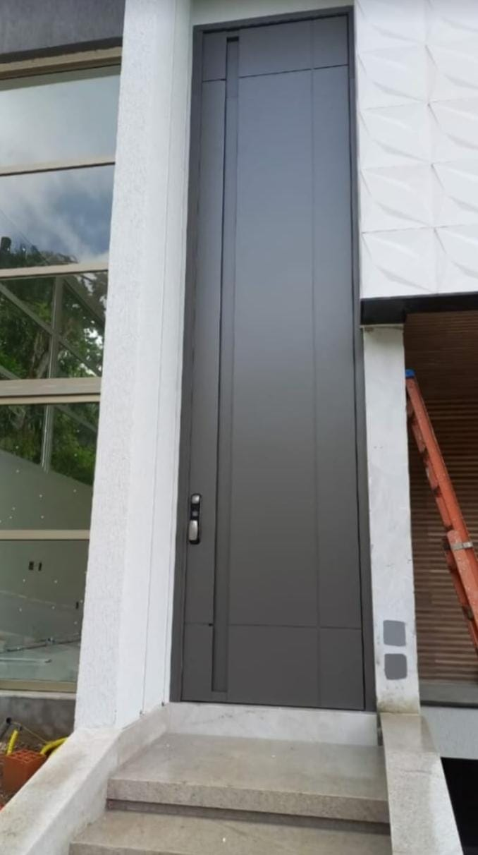 Porta de alumínio preta com puxador em inox