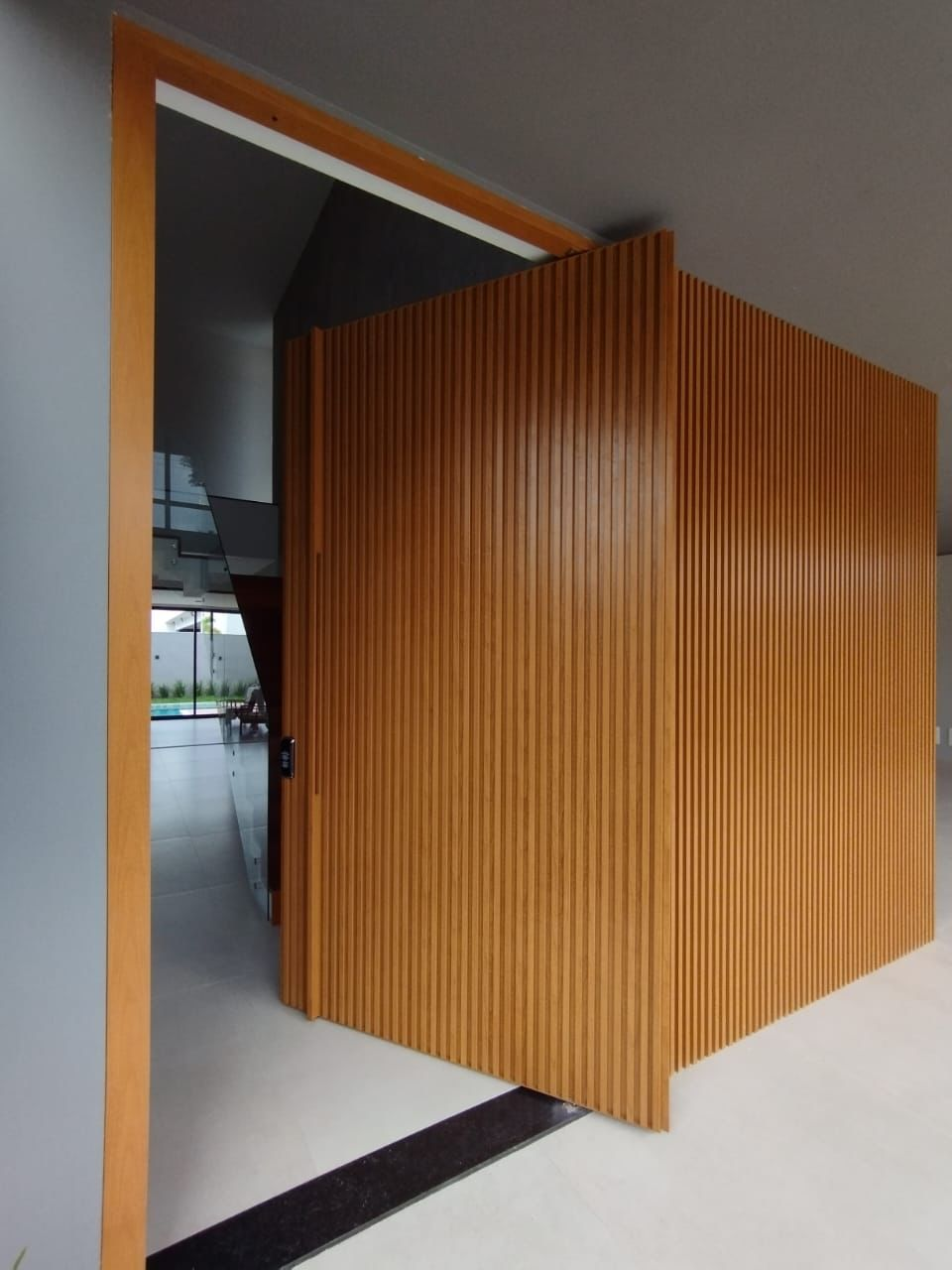 Porta pivotante de grandes dimensões com acabamento premium