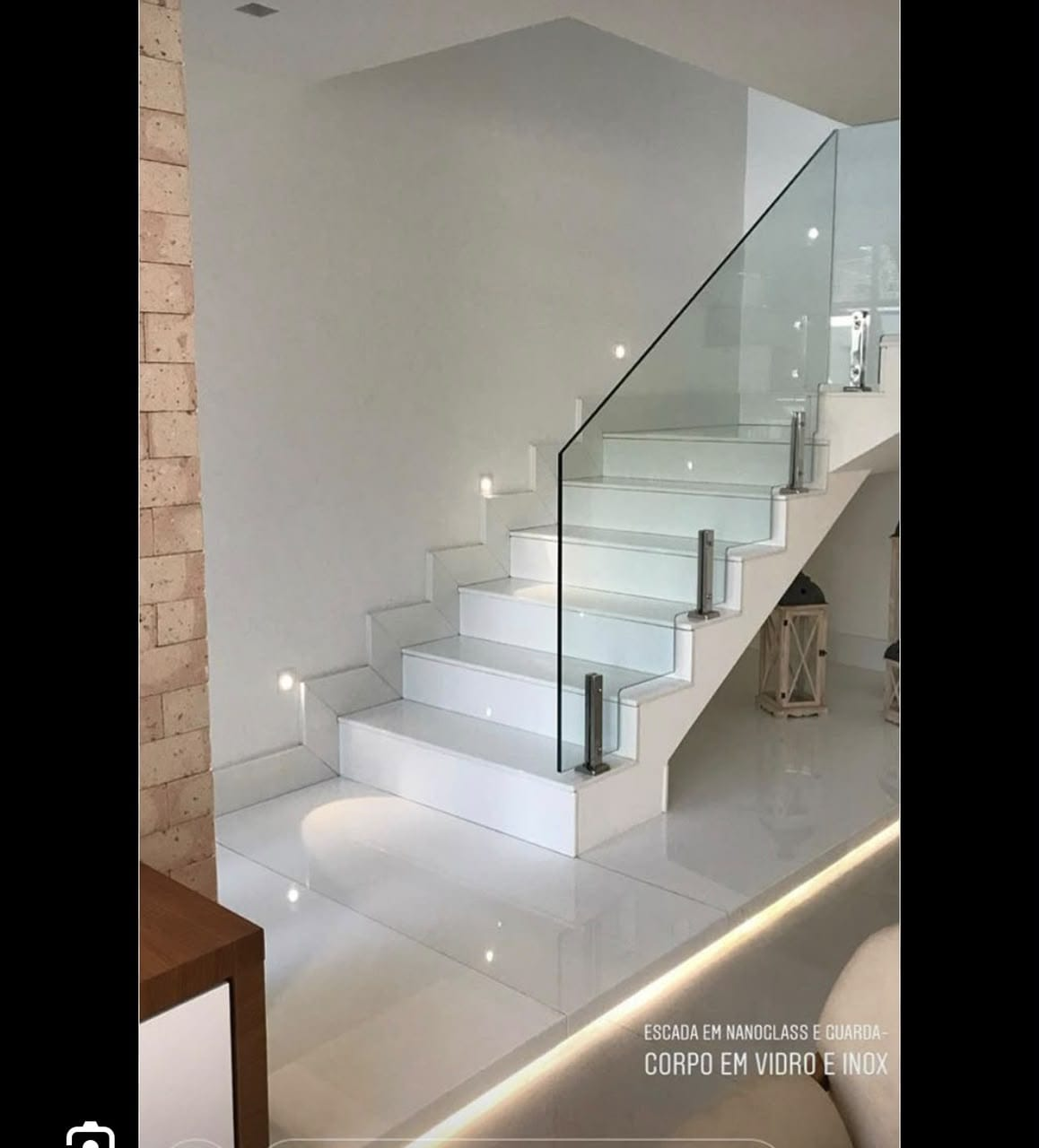 Escada com guarda-corpo em vidro e inox